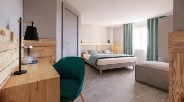 Chambre avec bureau et bouilloire