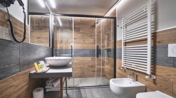 Sanitaires privés avec cabine de douche