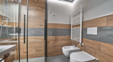 Salle de bain privée avec cabine de douche