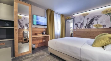 Chambre avec TV et bureau