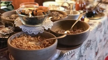 Cereali e frutta secca a colazione