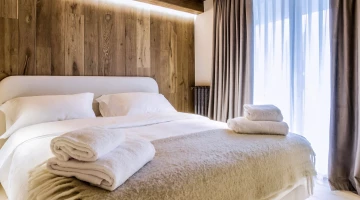 Double bedroom with towel set