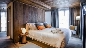 Room with double bed
