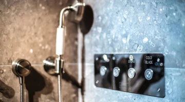 Emotional showers detail