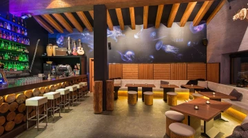 Interno dell'aprè ski bar