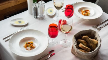 Tavolo allestito al ristorante