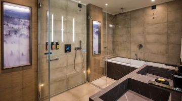 Bagno di una suite con box doccia e vasca