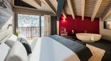 Zona notte di una suite con vasca