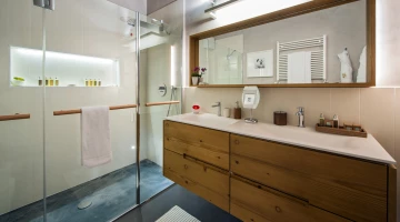 Bagno di uno chalet con ampio box doccia