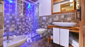 Bagno privato con ampio box doccia