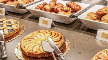 Brioches und Kuchen zum Frühstück
