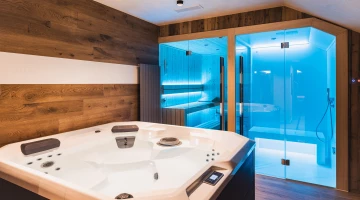Sauna und Whirlpool in der Suite