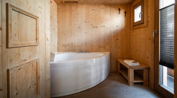 Badezimmer mit Whirlpool in der Suite