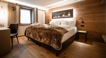 Suite mit Doppelbett und Schreibtisch
