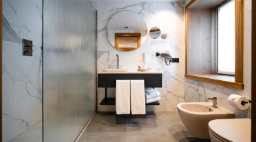 Privates Badezimmer mit Duschkabine
