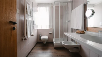 Privates Badezimmer mit Duschkabine