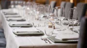 Tavolo apparecchiato al ristorante