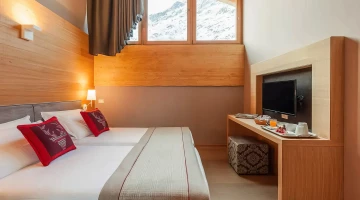 Camera matrimoniale con TV in master suite