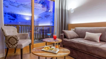 Zona giorno di una suite con vista sul Cervino