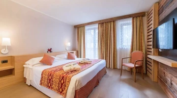 Camera con letto matrimoniale e accappatoio