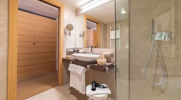 Bagno di una camera con box doccia