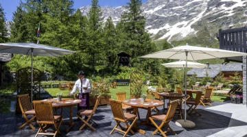 Tables dans le jardin