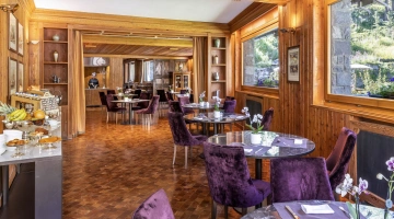 Salle de petit-déjeuner avec vue