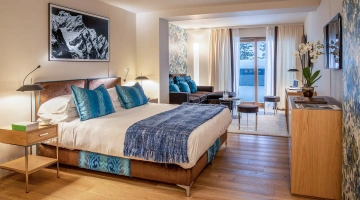 Chambre avec salon séparé et balcon avec vue