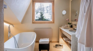 Salle de bain privée avec baignoire
