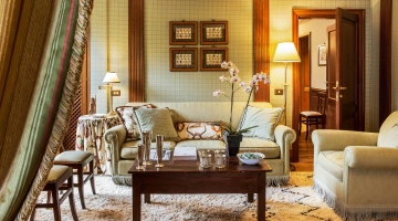Salon avec mobilier en bois et œuvres d'artistes locaux