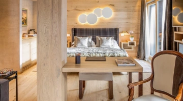 Chambre avec murs en bois et mobilier moderne