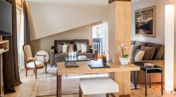 Salon dans la chambre mansardée
