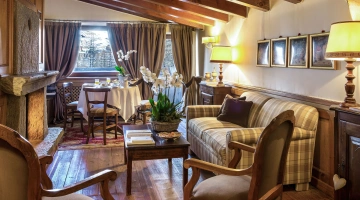 Salon dans la chambre mansardée