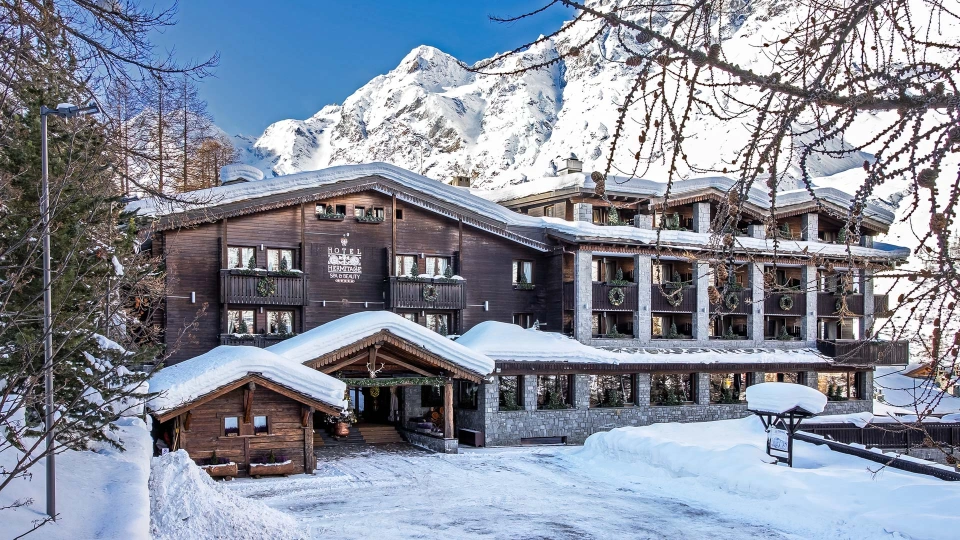 Extérieur de l'hôtel avec de la neige