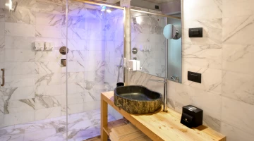 Bagno rivestito in marmo con box doccia