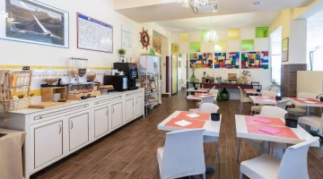 Salle de petit-déjeuner avec buffet