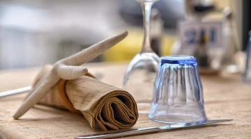 Détail d&#39;une table dressée dans un restaurant