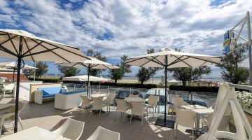 Terrasse mit Tischen