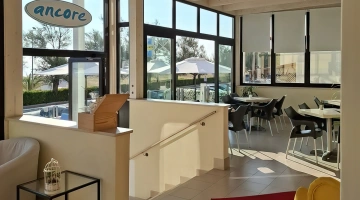 Gemeinschaftsbereich mit Tischen