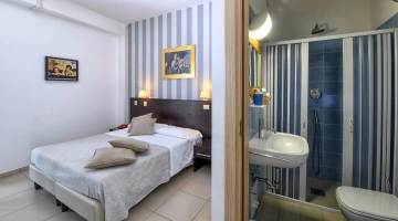 Doppelzimmer mit Badezimmer