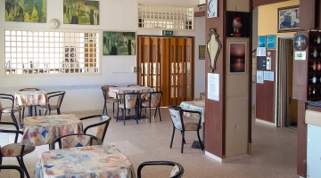 Espace bar avec tables