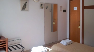 Détail d'une chambre avec un ensemble de serviettes