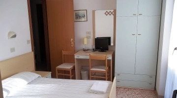 Chambre avec bureau et télévision