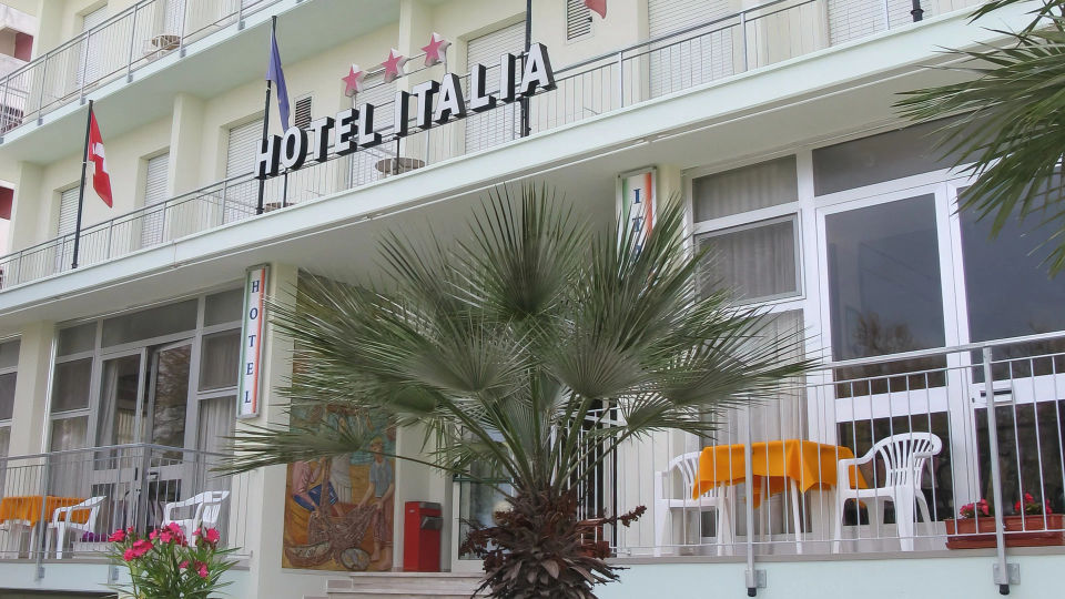 Entrance and terrace with tables
