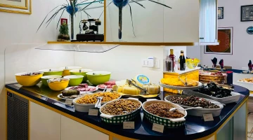 Buffet dishes