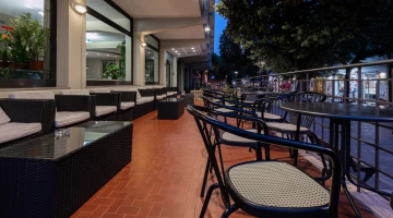 Véranda avec tables extérieures