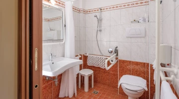 Salle de bain avec aides et douche accessible