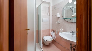 Salle de bain avec cabine de douche