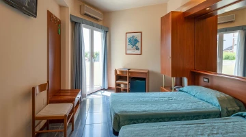 Chambre avec TV et balcon
