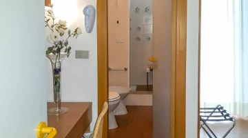Dettaglio arredi in camera con bagno